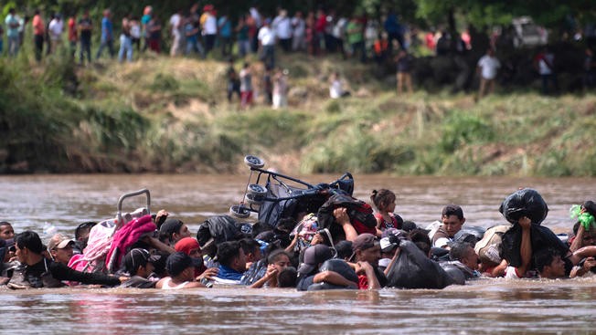 Group of migrants crossing the the Suchiate River / AP, Santiago Billy